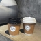 Кофейные чашки цвета 16oz 22oz Брауна устранимые бумажные с крышкой